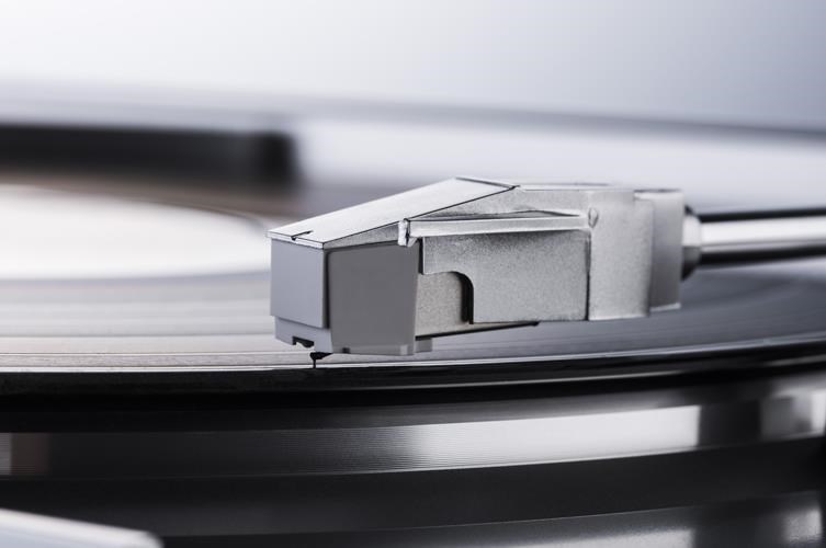 Denon DP-29F automatický gramofón, strieborný