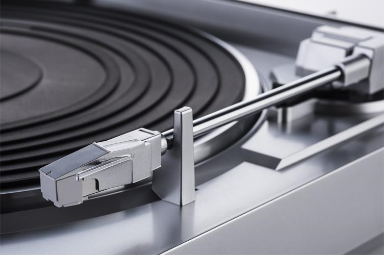 Denon DP-29F automatický gramofón, strieborný